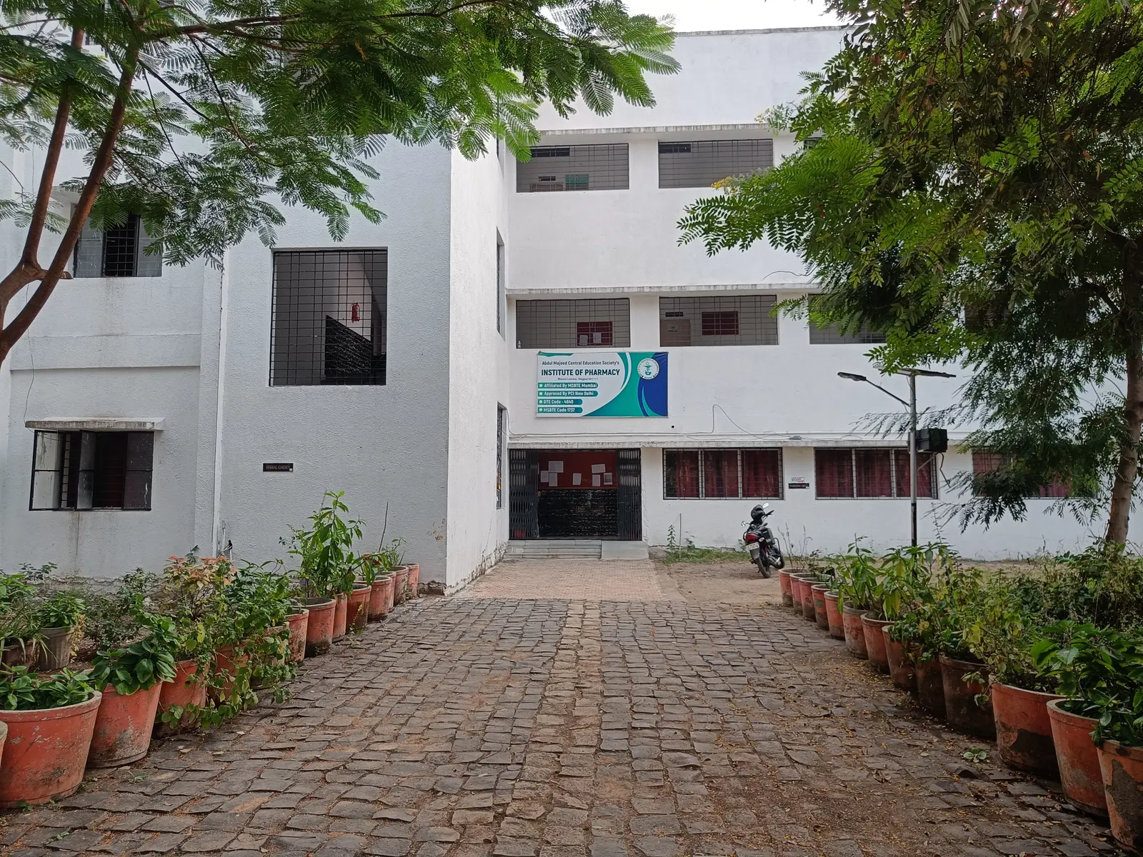 Abdul Majeed Central Education Society, Institute of Pharmacy campus
