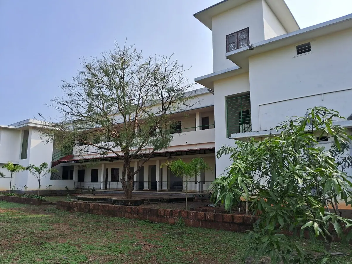 B L M College of Applied Sciences campus