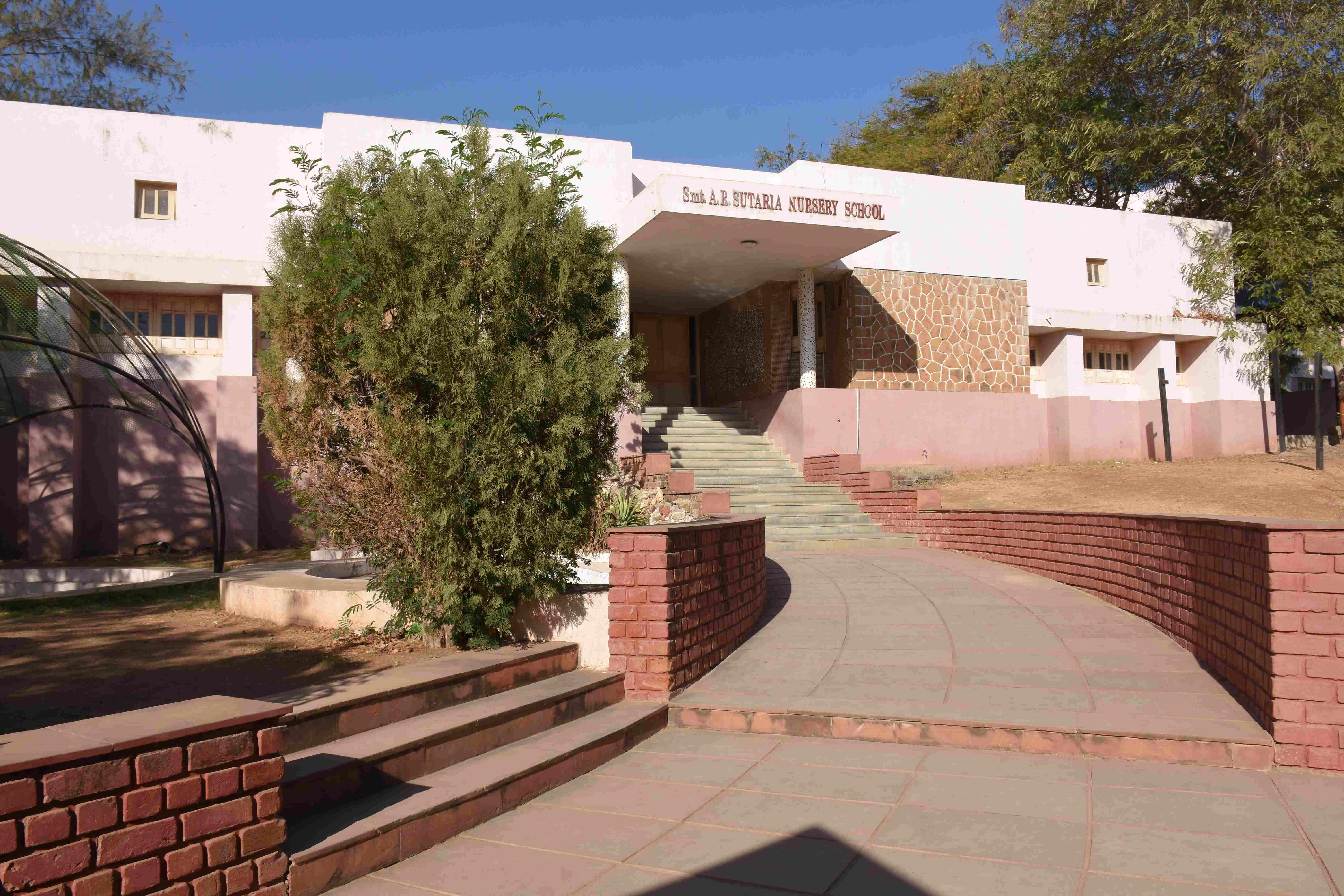 Shree G. L. Kakadia College of Commerce and Management campus