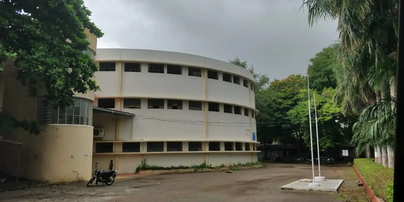 Smt. Sushiladevi Deshmukh Senior College campus