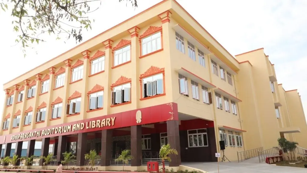 Adhiparasakthi College of Engineering: campus photo 4