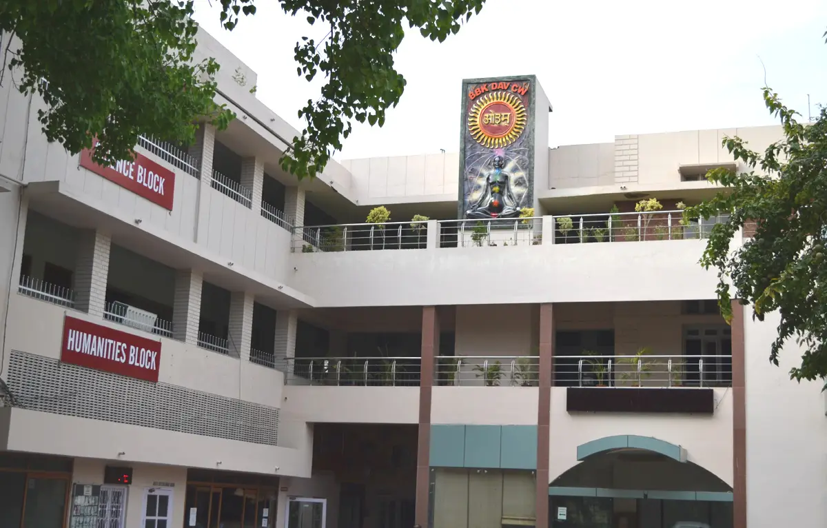 BBK DAV College for Women: campus photo 1