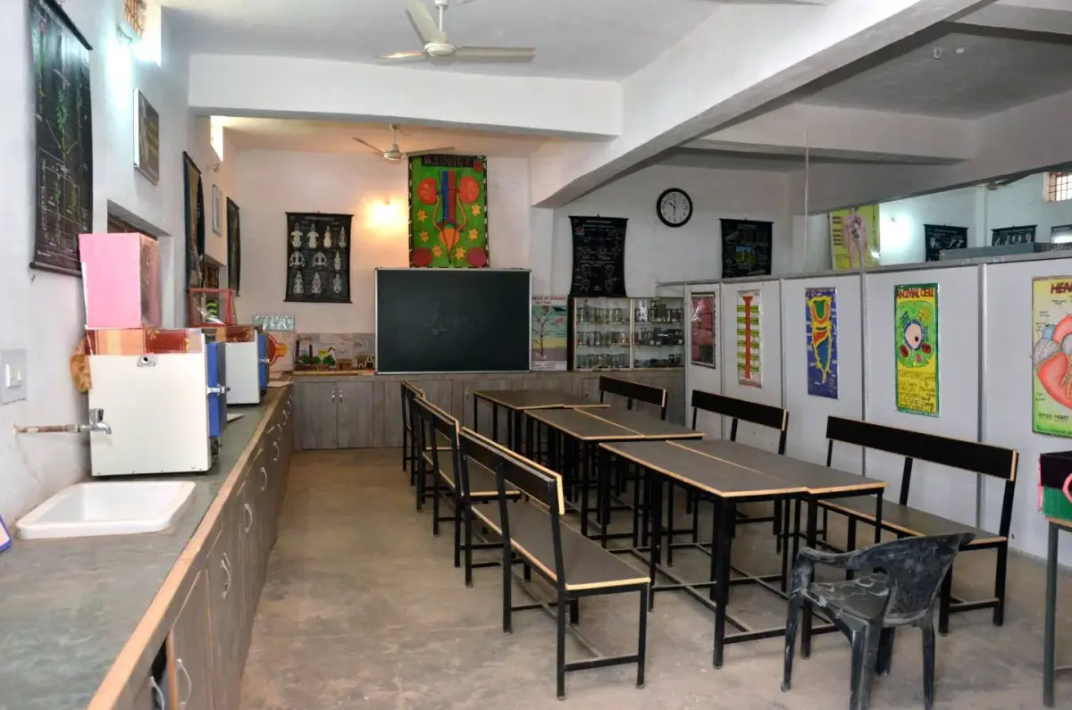 D.L.S. College: campus photo 2