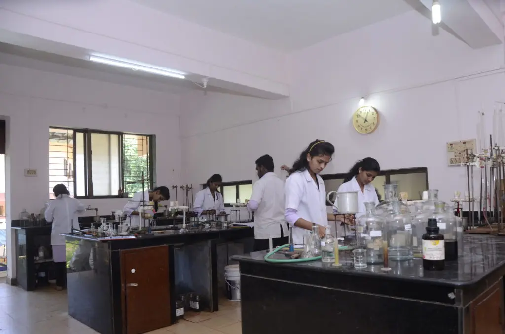 Dapoli Education Societys Dapoli Urban Bank Senior Science College Dapoli: campus photo 4
