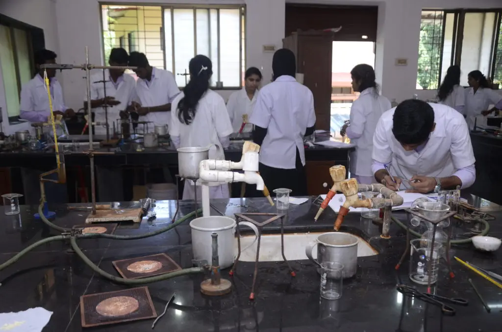 Dapoli urban bank senior science college: campus photo 3