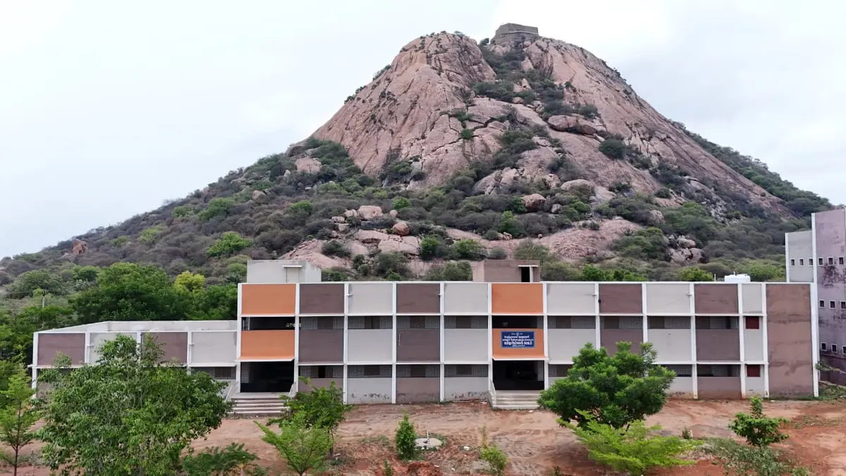 Dr. Kalaignar Government Arts College, Kulithalai ( Sattamandra PonVizha ): campus photo 1