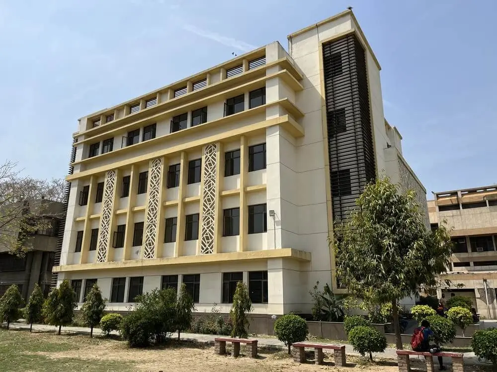 Dyal Singh Evening College: campus photo 1