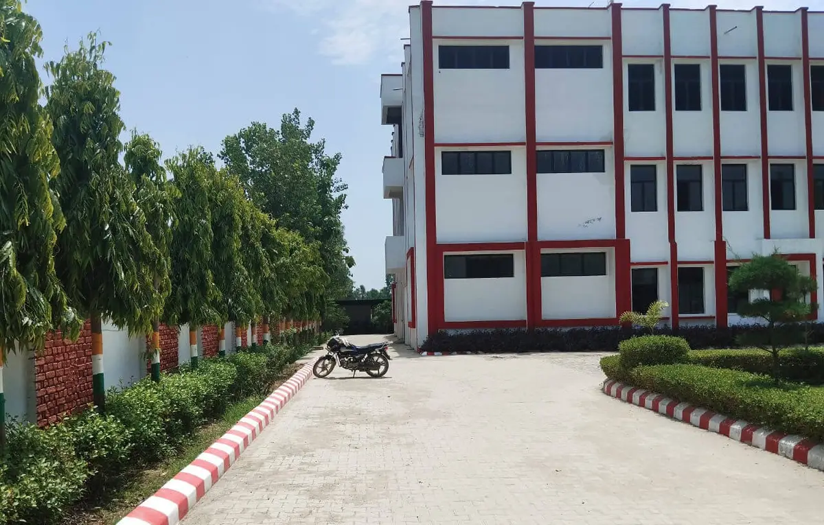 Girand Singh Memorial Degree College, Pilakpur Delari: campus photo 1