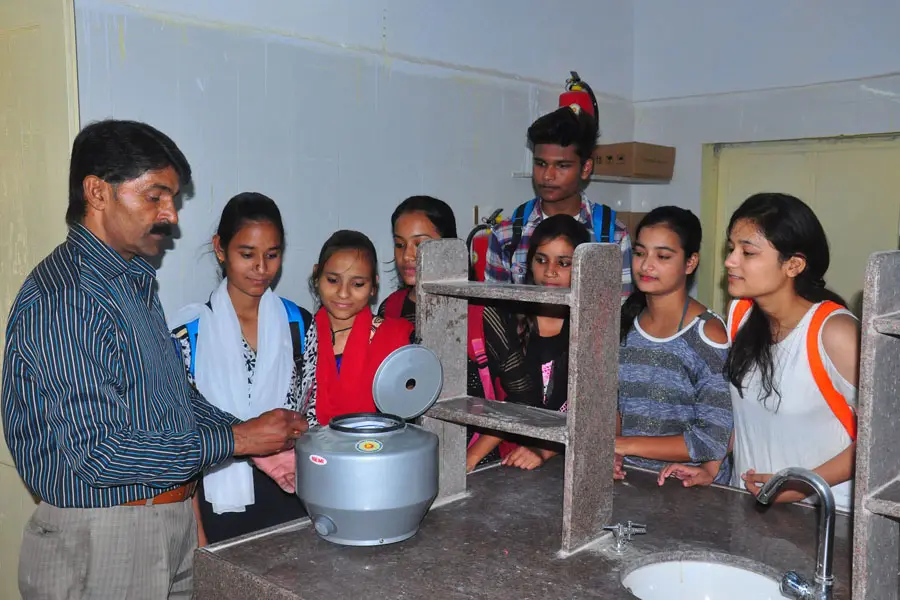 Government Girls College, Aburoad Raj: campus photo 2