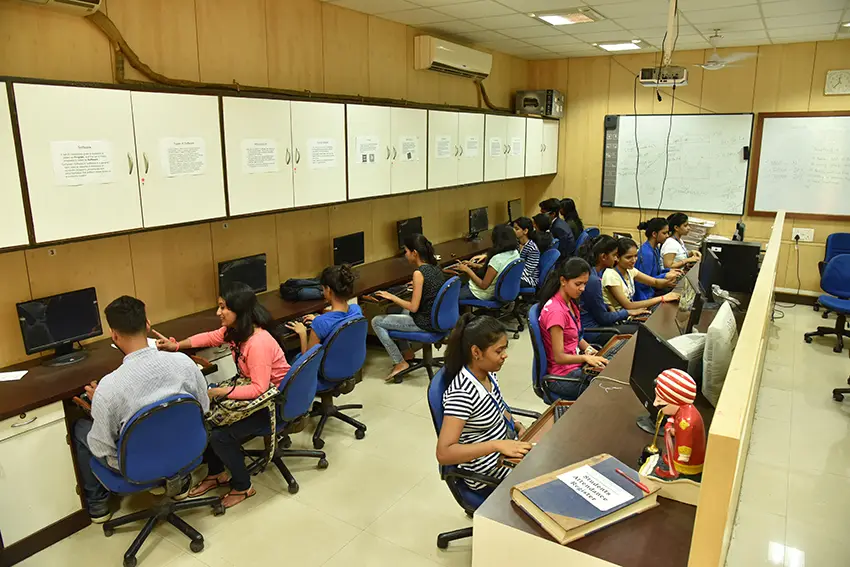 Government of Maharashtra Sydenham College of Commerce & Economics B Road Churchgate Mumbai campus photo 8