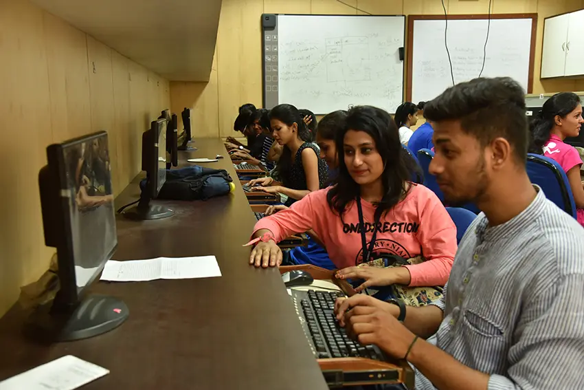 Government of Maharashtra Sydenham College of Commerce & Economics B Road Churchgate Mumbai campus photo 7