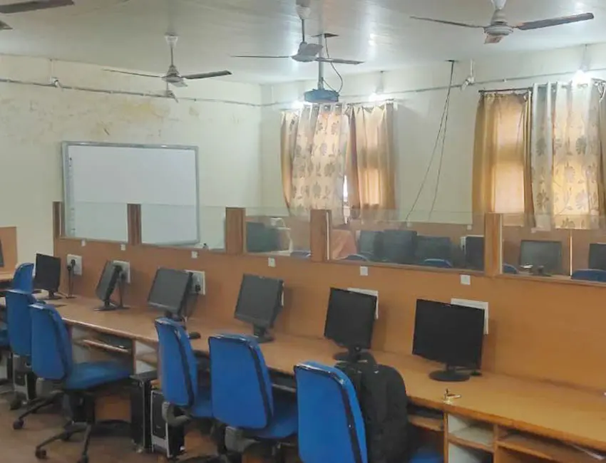 Govt. Arts and Commerce (Naveen) College campus photo 4