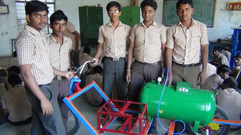 Guru Raagavindra Polytechnic College Veppoor Village: campus photo 1