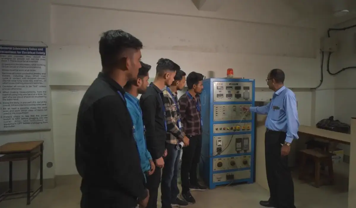 Hitkarini College of Engineering and Technology (HCET): campus photo 1