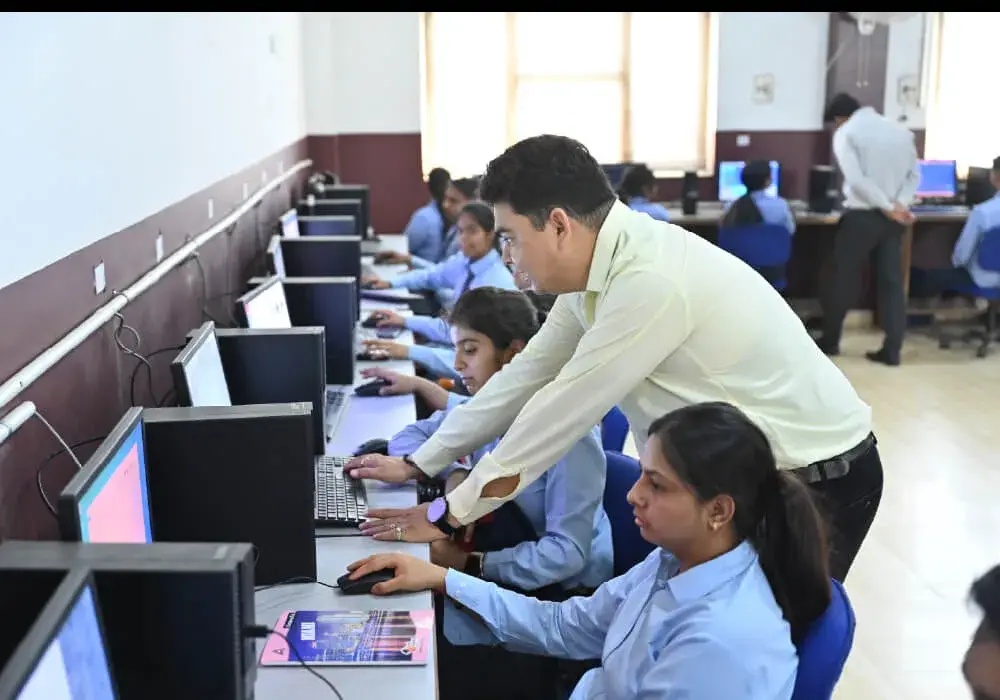 Hlm College, 11 Km. Delhi: campus photo 3