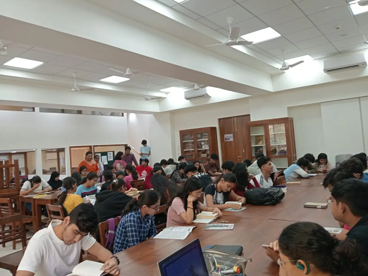 H.R. College of Commerce and Economics: campus photo 2
