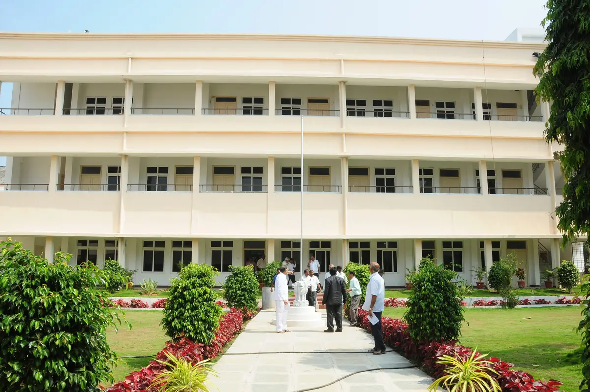 Lal Bahadur P.G. College, S.V.P. Road: campus photo 3