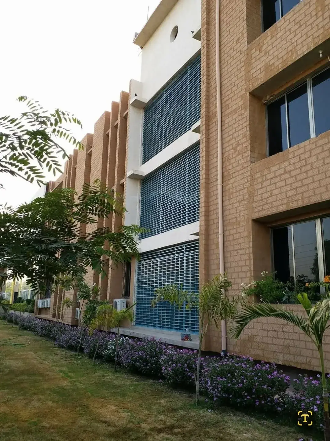 M K University: campus photo 5