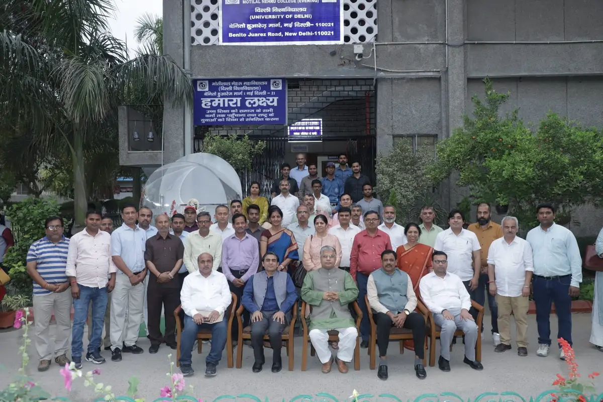 Moti Lal Nehru College campus photo 5