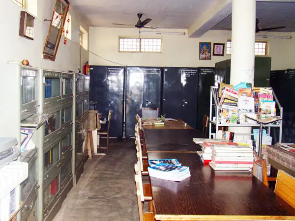 Navyug Arts & Commerce College: campus photo 1