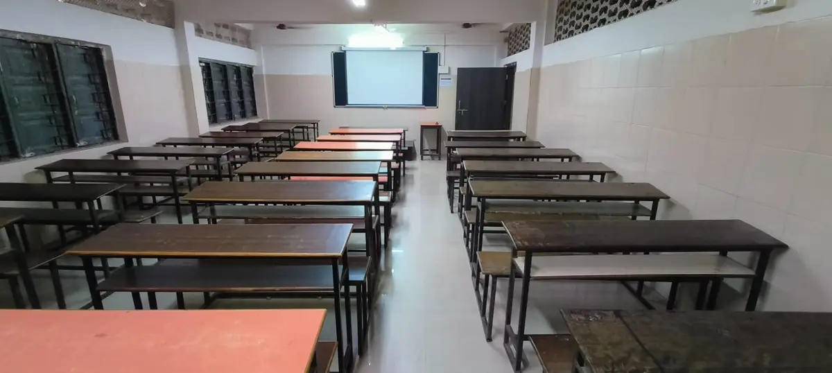 Nirmala College of Commerce, Rani Sati Muncipal School Bldg: campus photo 3