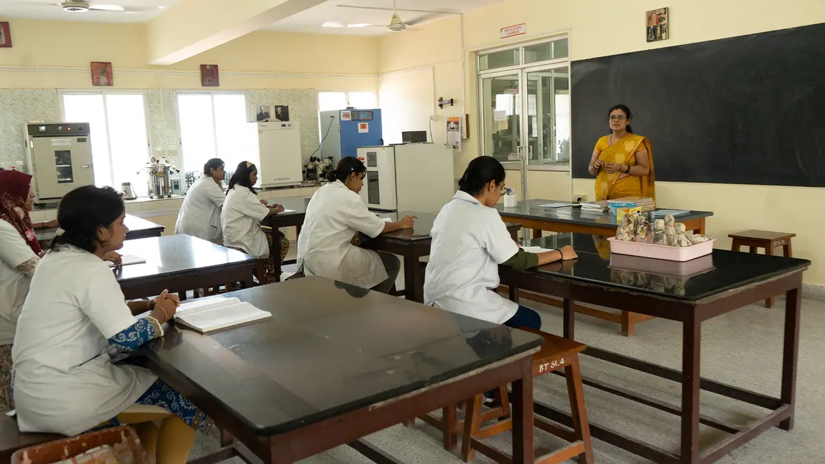 NMKRV College: campus photo 7
