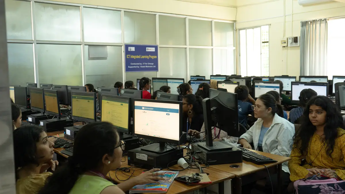 NMKRV College: campus photo 3