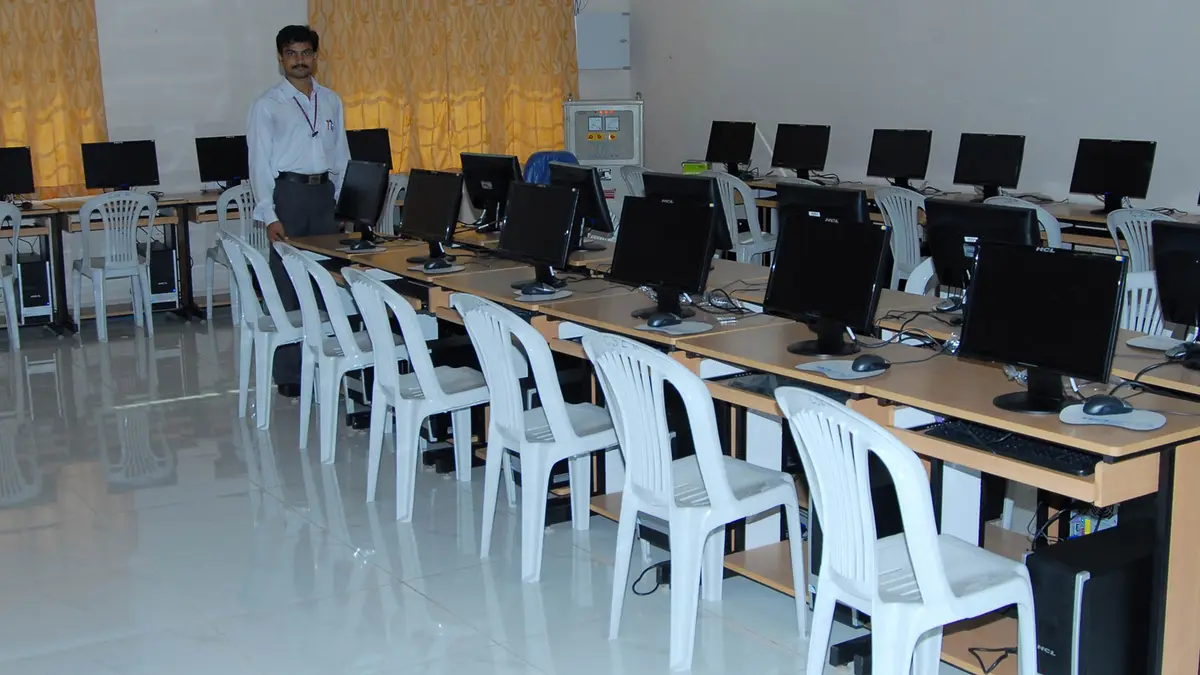 P.N.C & K.R. College, Narasaraopeta: campus photo 2
