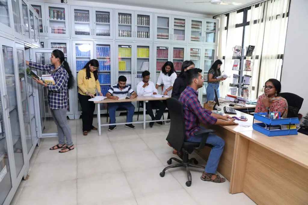 Peoples Education Societys Adv. Balasaheb Apte College of Law, Prin N. M.: campus photo 3