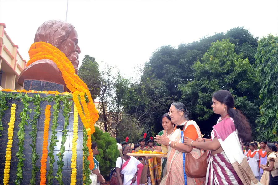 Raja Narendralal Khan Women's College: campus photo 2