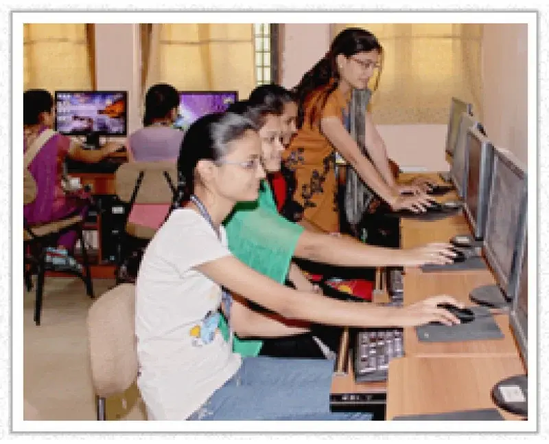Shah N. H. Commerce College campus photo 4
