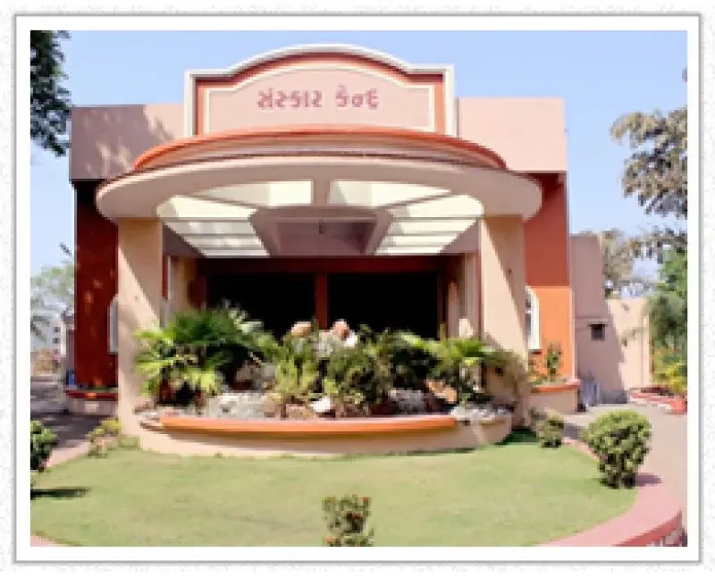 Shah N. H. Commerce College campus photo 6
