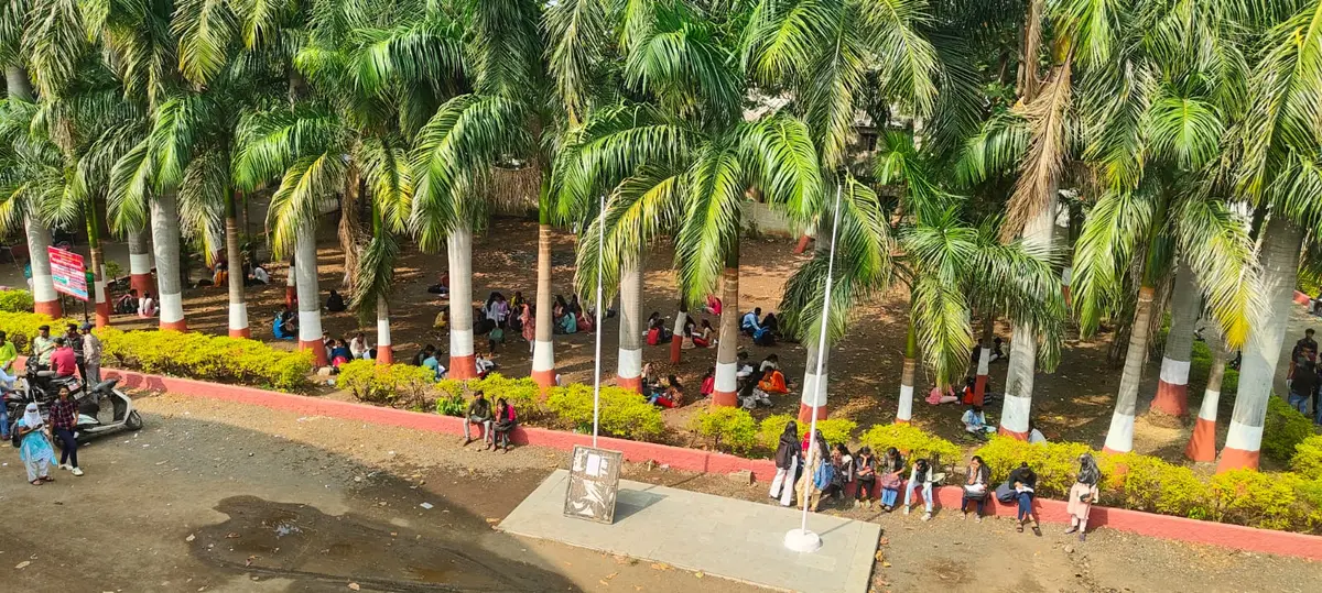 Smt. Sushiladevi Deshmukh Senior College: campus photo 1