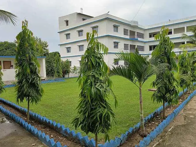 Trimurti Mahavidyalaya: campus photo 2