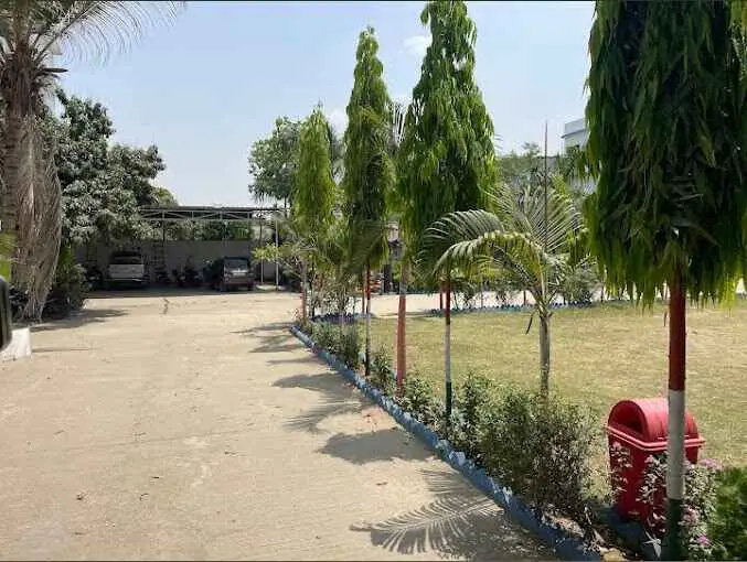 Trimurti Mahavidyalaya: campus photo 3