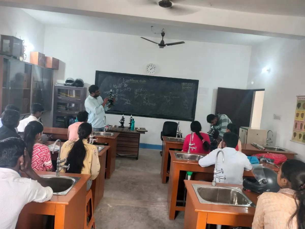 Trimurti Mahavidyalaya: campus photo 4