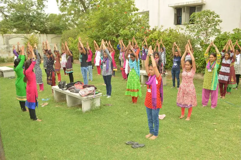 Uma Arts & Nathiba Commerce Mahila College: campus photo 1