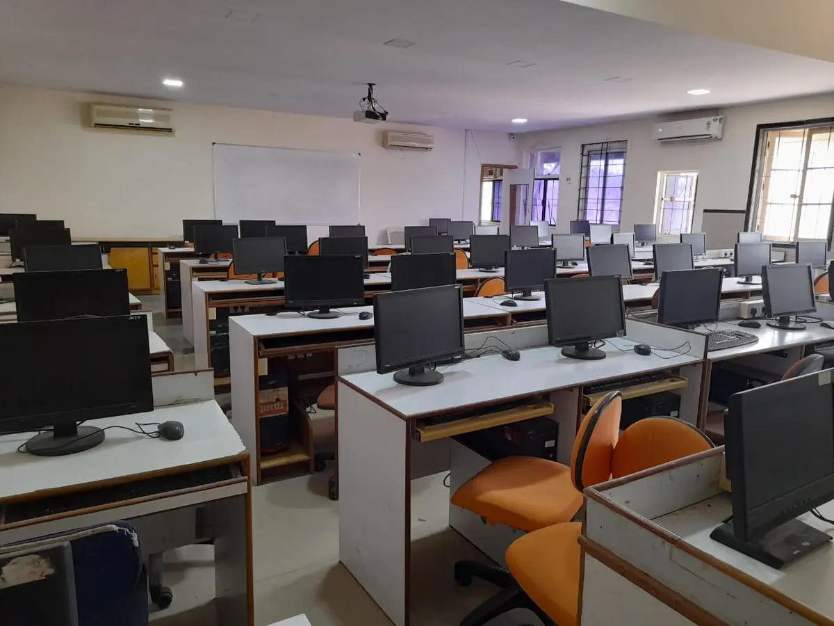 Valia College of Arts and Commerce: campus photo 1