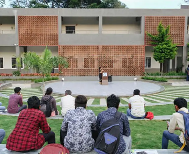 Vanguard Business School, No.128 campus photo 1