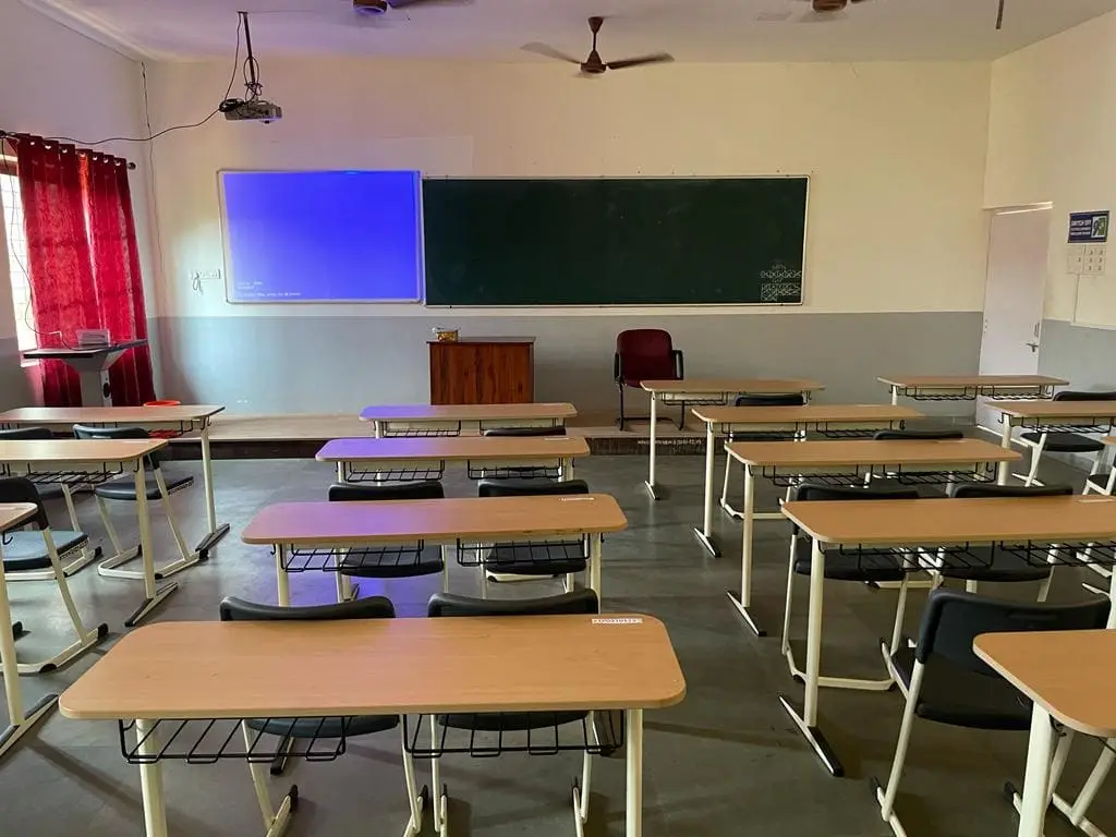 Zanyte Brothers Educational Foundations Narayan Zantye College of Commerce: campus photo 5